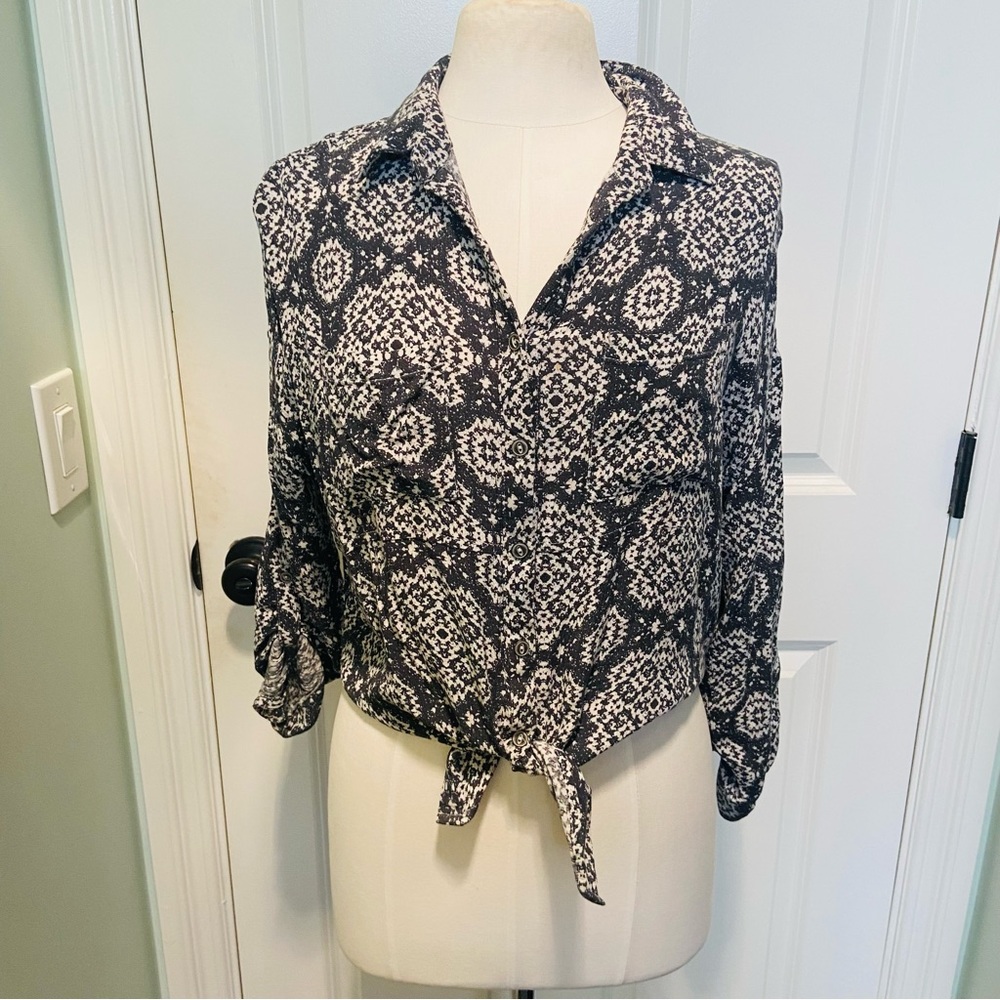 Super cute En creme bohemian print split hem top with tie in back